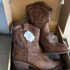 Cowboy boots size 7.5